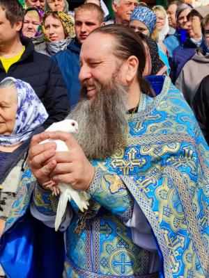 Маленькие прихожане спасского храма отпустили в небо белых голубей